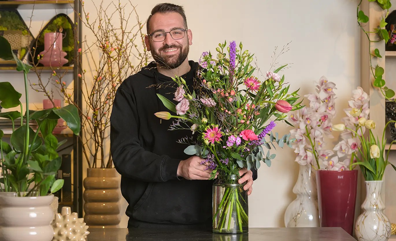 richard met het maandboeket van januari